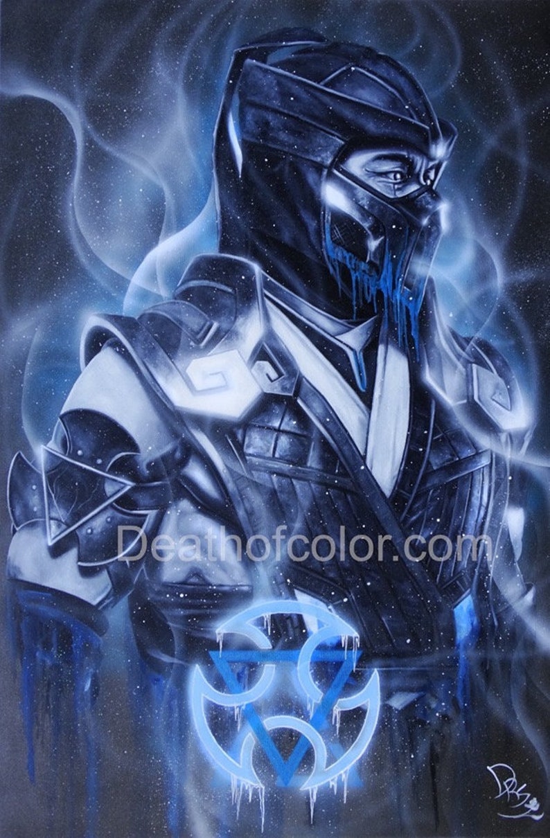 Puede incluir: Una ilustraci&oacute;n de pintura en aerosol azul y negro de un personaje del videojuego Mortal Kombat. El personaje lleva una m&aacute;scara negra y un traje azul y negro. El personaje est&aacute; de pie frente a un fondo azul y blanco. El s&iacute;mbolo del personaje es un c&iacute;rculo azul y blanco con un tri&aacute;ngulo en el centro. El texto "Deathofcolor.com" es visible en la esquina inferior derecha de la imagen.