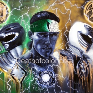 Può includere: Un dipinto digitale dei Power Rangers Verde, Nero e Bianco. Il Ranger Verde è al centro dell'immagine, con il Ranger Nero a sinistra e il Ranger Bianco a destra. Il Ranger Verde indossa una bandana verde e ha un'espressione seria sul viso. Il Ranger Nero indossa un elmetto nero e ha un'espressione feroce sul viso. Il Ranger Bianco indossa un elmetto bianco e ha un'espressione determinata sul viso. Lo sfondo è di colore verde e giallo con fulmini.