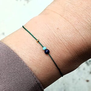 Pulsera de lapislázuli, larimar, cordón de seda, gema azul, oro, minimalista, regalo de novia, apilable, joyería delicada y elegante.