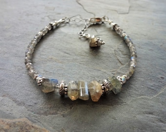 Labradorite bracelet Raw Labradorite Nugget Labradorite bead bracelet Boho Crystal healing Stacking Silver bracelet Delicate Dainty Jewelry