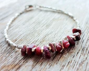 Rubinarmband, Rohrubinarmband, Rohrubin-Nuggetarmband, Kristallheilung, Stapelbares Sterlingsilberarmband, Zarter, zierlicher Schmuck