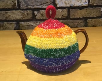 Średniej wielkości dzianinowy tęczowy ocieplacz na herbatę / ocieplacz na 4 filiżanki