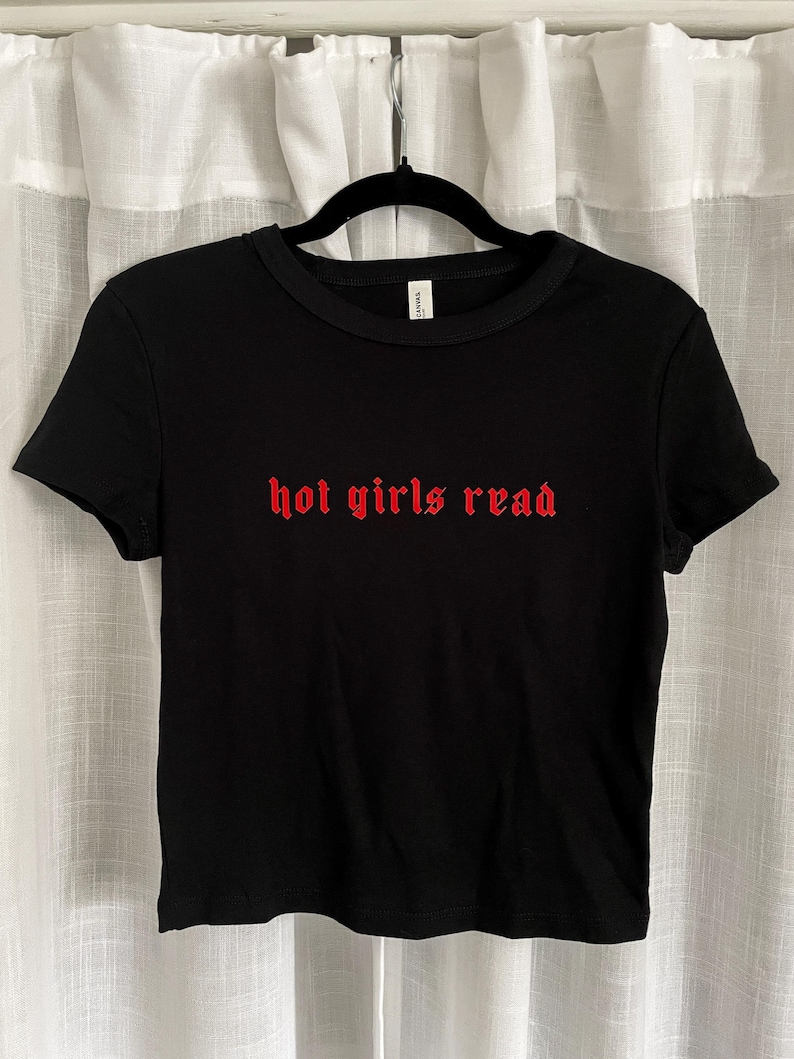 Hot Girls Read bookish cropped t-shirt, gifts for book lover, book tee, reader bookworm top, dark romance booktok apparel 画像 1