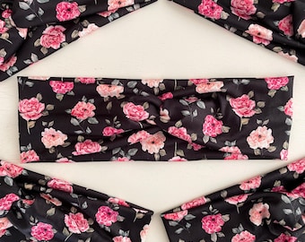 Diadema rosa sobre negro con estampado floral de rosas, turbante elástico anudado, banda fina para el sudor que evita dolores de cabeza.