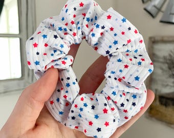 Coletero con estrellas rojas, blancas y azules: Goma para el cabello de punto acanalado suave, sujetador de coleta, Día de los Caídos del 4 de julio, patriótico de EE. UU.