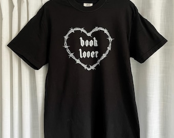 Camiseta unisex con diseño de alambre de púas para amantes de los libros, regalos para lectores ávidos, camiseta para amantes de los libros, ropa alternativa emo booktok