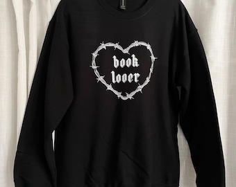 Sudadera unisex con estampado de alambre de púas para amantes de los libros, regalos para lectores ávidos de libros, camiseta para amantes de los libros, jersey de estilo emo alternativo booktok.