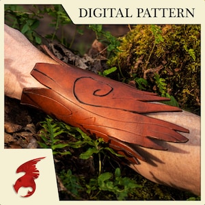 Puede incluir: Un brazalete de cuero marrón con un diseño de corteza de árbol y un patrón de espiral. El brazalete se lleva en el brazo de una persona.