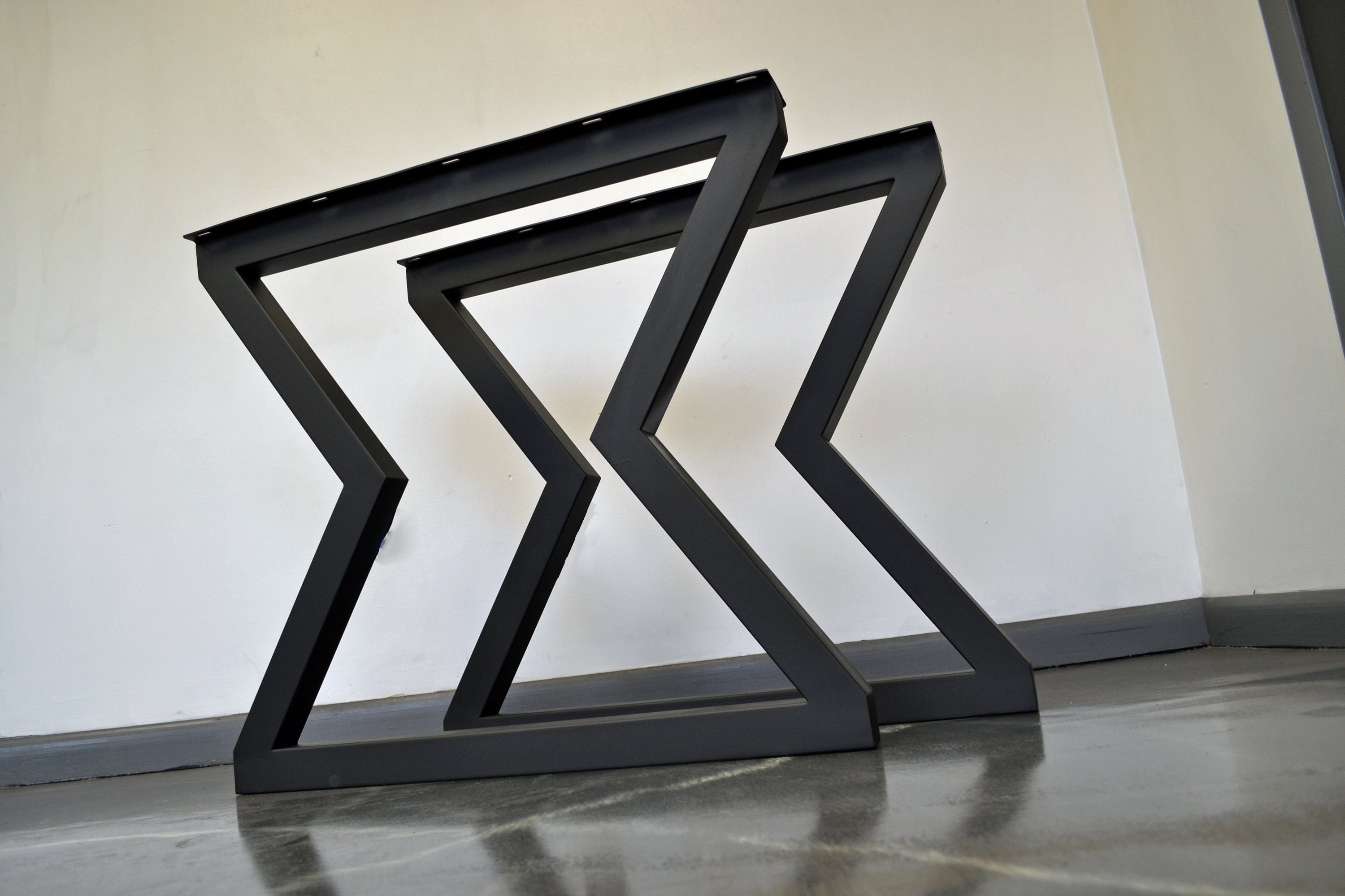Hourglass metal table legs deals