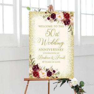 Könnte beinhalten: Goldener Glitzerhintergrund mit burgunderrotem und rosafarbenem Blumendesign. Der Text lautet "Willkommen zur 50. Hochzeitstagfeier von Barbara & Frank 50 Jahre Liebe".