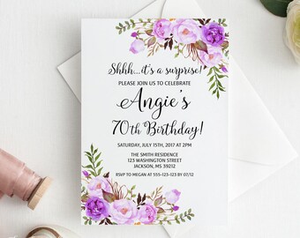 以下が含まれることがあります： 紫と白の花柄の誕生日招待状で、"Shhh...it's a surprise!"と"Angie's 70th Birthday!"の文字が書かれています。招待状には、イベントの日時と場所が記載されています。