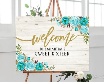 Könnte beinhalten: Willkommensschild mit rustikalem Holzhintergrund und blaugrünem Blumendesign. Das Schild lautet "Willkommen zu Samanthas Sweet Sixteen".