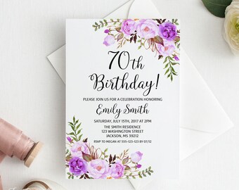 以下が含まれることがあります： 70歳の誕生日パーティーの紫と白の花柄の誕生日招待状。招待状には「70歳の誕生日！」というテキストと「エミリー・スミス」という名前が記載されています。