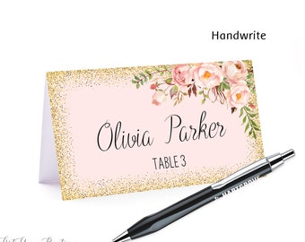 Puede incluir: Tarjeta de lugar de color rosa y dorado con purpurina, con un diseño floral y el texto "Olivia Parker, Mesa 3". Un bolígrafo negro está junto a la tarjeta de lugar.