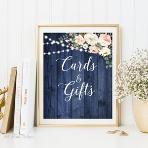 Marineblauw rustiek bord met kaarten en geschenken, bord met cadeautafel, bord met lichtslingers bruiloft, afdrukbaar bord, blos en witte bloemen, W942