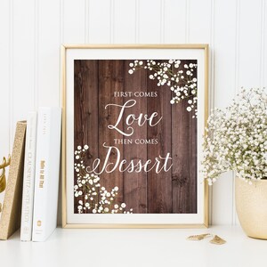 Eerst komt liefde, dan komt het dessertbord, rustiek bruiloftsdessertbord, afdrukbaar bloemenbord, Baby&#39;s Breath, gipskruid, W310
