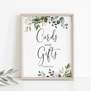 Bordje met groene kaarten en cadeaus, bord met botanische kaarten en cadeaus, bord met cadeautafel, bord met eucalyptuskaarten en cadeaus, W1124
