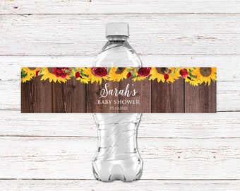 Könnte beinhalten: Wasserflaschenetikett mit rustikalem Holz Hintergrund und Sonnenblumen und roten Blumen. Das Etikett lautet "Sarah's Baby Shower 05.13.2023".