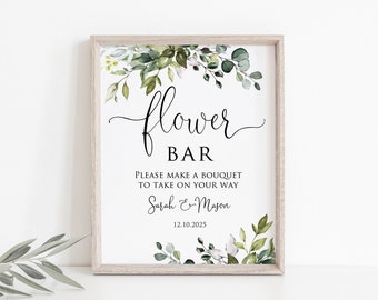 Pode incluir: Um sinal imprimível para um bar de flores em um casamento ou festa. O sinal tem um fundo branco com folhas verdes de aquarela e o texto "flower bar" em fonte cursiva preta. O texto abaixo diz "Por favor, faça um buquê para levar no seu caminho" e "Sarah & Mason 12.10.2025".