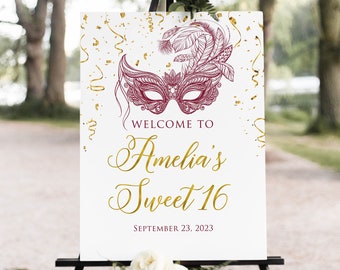 Könnte beinhalten: Willkommensschild für eine Sweet 16 Party mit einem goldenen und burgunderroten Masken-Design. Das Schild lautet "Willkommen bei Amelias Sweet 16, 23. September 2023".