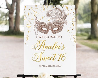 Könnte beinhalten: Ein weißes Schild mit goldenen Buchstaben und einer braunen Masken mit Federn. Das Schild lautet "Willkommen zu Amelias Sweet 16 September 23, 2023".