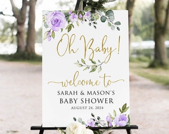 Op de afbeelding: Een wit bord met paarse bloemen en groene bladeren. Op het bord staat "Oh Baby! Welkom bij de babyshower van Sarah & Mason op 24 augustus 2024".