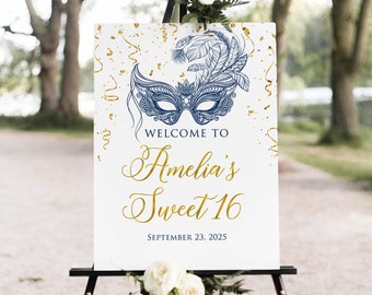 Könnte beinhalten: Ein weißes Schild mit goldenen Buchstaben und einer blauen und goldenen Maskengrafik. Das Schild lautet "Willkommen zu Amelias Sweet 16 September 23, 2025".