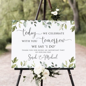Może przedstawiać: Biały znak ślubny z zieloną obwódką z liści. Na znaku napisano "dziś świętujemy z wami jutro mówimy "tak" dziękujemy za to, że jesteście ważną częścią naszego wielkiego dnia Sarah & Michael"