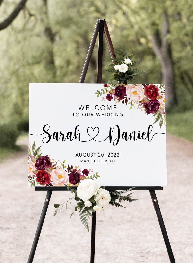 K&ouml;nnte beinhalten: Ein Willkommens-Schild f&uuml;r eine Hochzeit mit einem floralen Design in den Farben Burgunderrot, Rosa und Gr&uuml;n. Das Schild lautet "Willkommen zu unserer Hochzeit Sarah & Daniel 20. August 2022 Manchester, NJ".