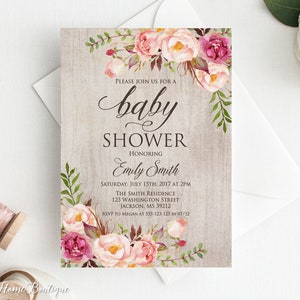 K&ouml;nnte beinhalten: Eine rustikale Babyparty-Einladung auf Holzgrund mit rosa und wei&szlig;en floralen Akzenten. Die Einladung lautet: "Bitte feiern Sie mit uns eine Babyparty zu Ehren von Emily Smith, Samstag, 15. Juli 2017 um 14:00 Uhr, The Smith Residence, 123 Washington Street, Jackson, MS 39212, RSVP an Megan unter 555-123-123 bis zum 07/12."