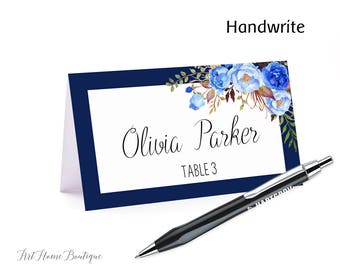Può includere: Un segnaposto blu navy con un bordo bianco e un design floreale ad acquerello in tonalità di blu. Il testo "Olivia Parker" e "Tavolo 3" è stampato sulla carta.