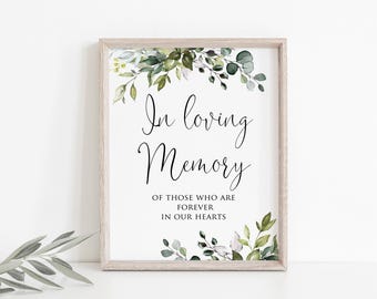 Può includere: Un cartello incorniciato con le parole "In loving Memory" in elegante scrittura, accentuato da vegetazione ad acquerello. Il cartello include anche il testo "Of those who are forever in our hearts."