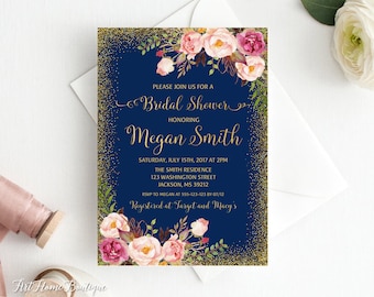 Op de afbeelding: Een marineblauwe bruidsdoucheinvitatie met gouden glitter en roze en witte bloemenaccenten. De uitnodiging luidt "Kom gezellig mee naar een bruidsdouche ter ere van Megan Smith" en bevat de datum, tijd, locatie en RSVP-informatie. De uitnodiging vermeldt ook "Geregistreerd bij Target en Macy's".