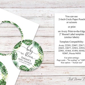 Könnte beinhalten: Zwei 5 cm runde, bedruckbare Aufkleber mit einem tropischen Blattdesign und dem Text "baby in bloom Sarah's Baby Shower October 23, 2023". Der Text ist in schwarzer Kursivschrift. Die Aufkleber befinden sich auf einem weißen Hintergrund. Der Text "You can use 2-Inch Circle Paper Punch or scissors or print on Avery Print-to-the-Edge 2" Round Label template (sticker labels) Template Compatibility: Avery 22205, 22807, 22817, 22825, 22877, 22923, 22933, 22961, 41464, 41494, 64502, 92807, Presta 94501 Use print settings: Page scale - "No scaling" or "100%" Size option - "Actual size" Art Home Boutique" ist ebenfalls auf dem Bild.