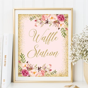 Op de afbeelding: Een roze en gouden printbaar bord met bloemmotieven en de tekst "Waffle Station".