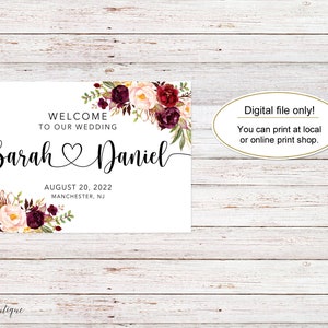 K&ouml;nnte beinhalten: Ein wei&szlig;es Hochzeitsschild mit burgunderroten und blushfarbenen floralen Akzenten. Das Schild lautet "Willkommen zu unserer Hochzeit Sarah Daniel 20. August 2022 Manchester, NJ". Der Text "Nur digitales Datei! Sie k&ouml;nnen bei einem lokalen oder Online-Druckereibetrieb drucken." befindet sich in einer separaten ovalen Form.