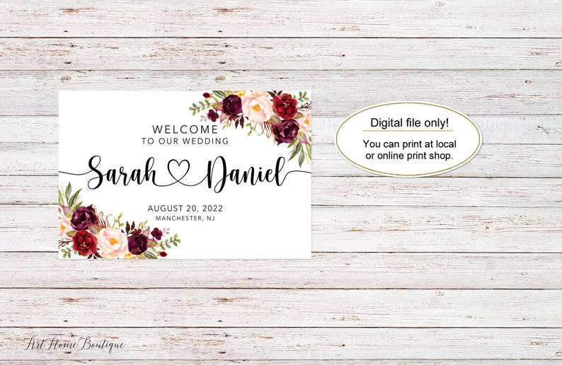 K&ouml;nnte beinhalten: Ein wei&szlig;es Hochzeitsschild mit burgunderroten und blushfarbenen floralen Akzenten. Das Schild lautet "Willkommen zu unserer Hochzeit Sarah Daniel 20. August 2022 Manchester, NJ". Der Text "Nur digitales Datei! Sie k&ouml;nnen bei einem lokalen oder Online-Druckereibetrieb drucken." befindet sich in einer separaten ovalen Form.