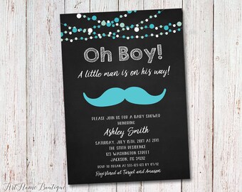 Puede incluir: Una invitación a una fiesta de bienvenida al bebé en blanco y negro con luces de cadena azules y verdes en la parte superior. El texto dice "Oh Boy! A little man is on his way!" con un bigote azul debajo. La invitación incluye el nombre "Ashley Smith", la fecha y hora de la fiesta, la dirección y la información de RSVP. El texto en la parte inferior dice "Registered at Target and Amazon."