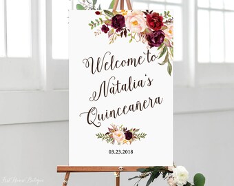 Peut inclure: Panneau d'accueil pour la Quinceañera de Natalia avec un motif floral de couleur bordeaux et rose. La date 03.23.2018 est imprimée sous le motif floral.