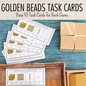 以下が含まれることがあります： 「Golden Beads Task Cards Base 10 Task Cards for Bank Game」と書かれた教育用タスクカードのセット。カードには、金色のビーズの立方体、正方形、棒、単位のイラストと、それに対応する様々な色の数字が記載されています。