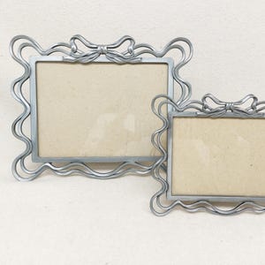Cadre photo vintage ondulé - cadre de table en métal - design en forme de nœud et bords incurvés - ensemble de cadre photo - décoration de chambre de filles - bord festonné