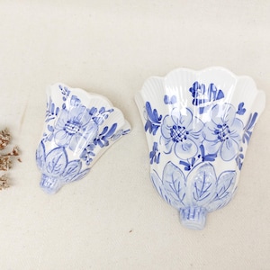 Set di tasche da parete - Tasche da parete dipinte a mano - Fioriere da parete - Fiori dipinti di blu - Decorazioni murali in ceramica - Parete galleria - Decorazioni floreali per la casa