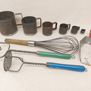 Anciens ustensiles de cuisine, tasses à mesurer en métal XL Wisk Scoop Mashers manche en métal et bois, décor de cuisine de ferme française