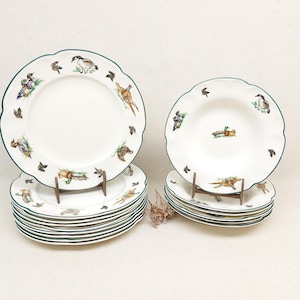 Può includere: Una tazza di ceramica bianca con un manico nero e la scritta "But First, Coffee" in stile scritto a mano. La tazza è su una superficie bianca. La tazza è alta 10 cm.