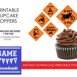Peut inclure: Des décorations à cupcakes imprimables sur le thème du motocross. Les décorations sont orange avec du texte noir et des images de motos tout-terrain. Le texte comprend "B-Day", "X-ING", "Caution Bikers", "Party Zone", "Born to Ride" et "Happy Birthday".