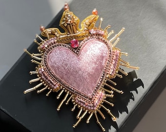Broche coeur en velours perlé faite main, épingle coeur sacré rose, accessoire coeur sacré, broche coeur avec couronne, cadeau unique