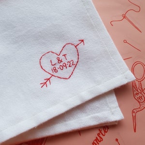 Gepersonaliseerde zakdoek | Handgeborduurde aangepaste liefde hart zakdoek | Initialen en trouwdatum van het paar | Tweede katoenen jubileumcadeau