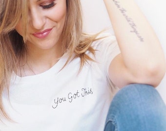 T-shirt personnalisé | T-shirt unisexe blanc brodé à la main avec slogan personnalisé | Coton biologique | Cadeau écologique de luxe pour femme et nouvelle maman | Vous l'avez compris