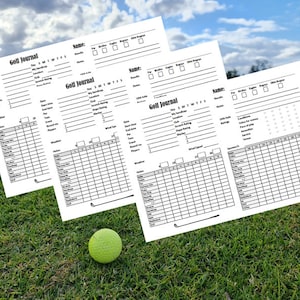 Könnte beinhalten: Drei weiße, druckbare Golf-Scorekarten mit schwarzem Text und Linien. Die Scorekarten sind mit "Golf Journal" betitelt und beinhalten Abschnitte für Name, Datum, Ort, Wetter und Scores.