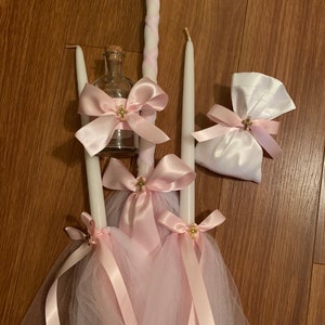 Envolta em abraços - Velas de Batismo Ortodoxas Gregas - Lambathes - Batismo - Conjunto para Batismo de Menina - Frasco de Óleo - Sabonete Decorativo - Feito à Mão -